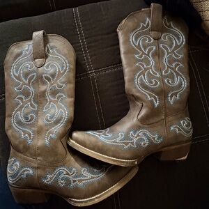 Brown Heeled Boots with Blue Embroidery